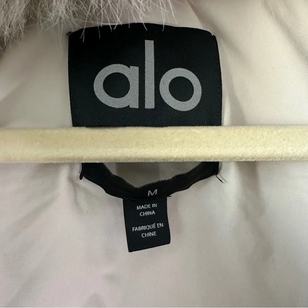 ALO YOGA Opulent Faux Fur Cropped Vest in Oat Beige SZ M - Picture 5 of 8